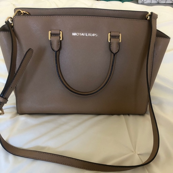 Medium Michael kors purse. - Picture 1 of 4